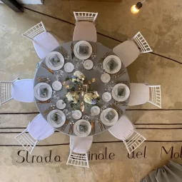 LOCATION-WEDDING-NOZZE-SPOSI-FESTA_tavolo-invitati-af89e6a1-1920w LOCATION-WEDDING-NOZZE-SPOSI-FESTA_tavolo-invitati-af89e6a1-1920w